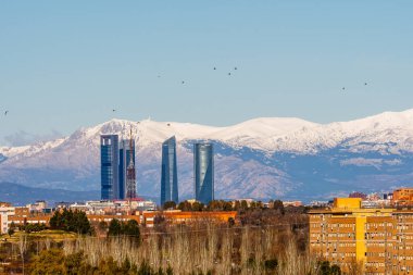 Madrid, İspanya - 12 Ocak 2022: Torre Espacio, Torre de Cristal, Torre PwC ve Torre Cepsa 'dan oluşan Cuatro Torres gökdelenleri ile İspanya başkentinin nefes kesici manzarası