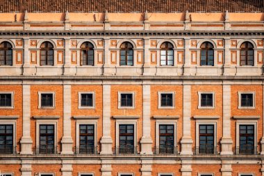 Toledo 'nun Alcazar manzarası. Toledo 'nun en yüksek kesiminde bulunan taş rönesans tahkimatıdır. İspanya İç Savaşı sırasında, milliyetçi ordu binayı ezici baskılara karşı savundu.