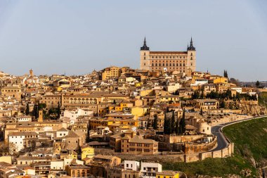 Alcazar 'la Toledo şehrinin panoramik manzarası.