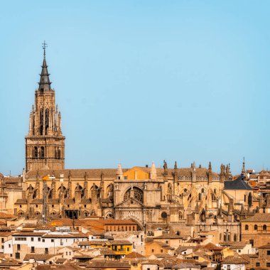 Toledo Katedrali 'nin telefon merceği görüntüsü. Toledo 'lu Aziz Mary Katedrali, İspanya' nın Toledo kentinde bulunan bir Katolik kilisesidir. Toledo Başpiskoposluğu 'nun merkezidir.