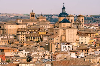 San Ildefonso Kilisesi 'nin telefon merceği görüntüsü. Cizvit Kilisesi olarak da bilinen Toledo şehrinin tarihi merkezinde bulunan Barok tarzı bir kilisedir.