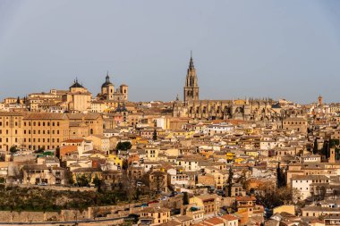 Katedral ve San Ildefonso Kilisesi ile Toledo şehrinin panoramik manzarası. Castilla La Mancha