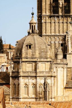 Toledo Katedrali 'nin telefon merceği görüntüsü. Kubbe 'nin ayrıntıları. Toledo 'lu Aziz Mary Katedrali, İspanya' nın Toledo kentinde bulunan bir Katolik kilisesidir. Burası Metropolitan 'ın merkezi.