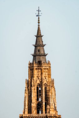 Toledo Katedrali 'nin telefon merceği görüntüsü. Kulenin ayrıntıları. Toledo 'lu Aziz Mary Katedrali, İspanya' nın Toledo kentinde bulunan bir Katolik kilisesidir. Burası Metropolitan 'ın merkezi.
