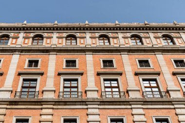 Toledo 'nun Alcazar manzarası. Toledo 'nun en yüksek kesiminde bulunan taş rönesans tahkimatıdır. İspanya İç Savaşı sırasında, milliyetçi ordu binayı ezici baskılara karşı savundu.