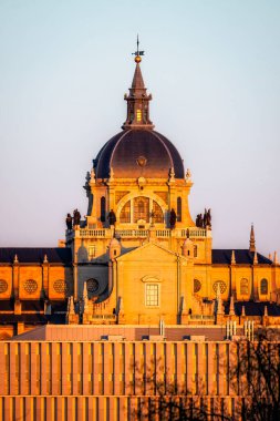 Madrid 'in Almudena Katedrali. Altın saatinde telefoto lensleriyle yakın çekim. Santa Maria la Real de La Almudena Katedrali