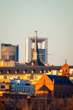 Madrid, İspanya - 4 Mart 2023: Madrid şehrinin silueti. Moncloa 'nın bakış açısı. Moncloa 'lı Faro. Telefoto lens görüntüsü