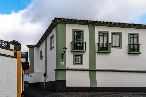 アングラ ヒロイズモ ポルトガル 2022年7月1日 旧市街の鮮やかな色で描かれた伝統的な植民地時代の家 アゾレス諸島テレイラ島 — ストック写真