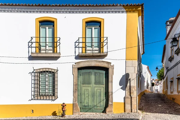 Paesaggio Urbano Evora Con Tipiche Case Dipinte Bianco Giallo Alentejo — Foto Stock