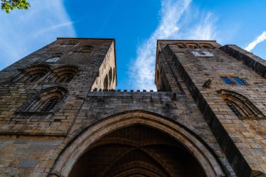 Evora Katedrali. Ana cephedeki mavi gökyüzüne karşı alçak açı. Alentejo, Portekiz
