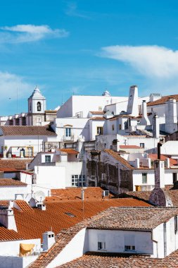 Evora 'nın beyaz ve seramik kiremitli çatılara boyanmış tipik evleri olan şehir manzarası. Alentejo, Portekiz