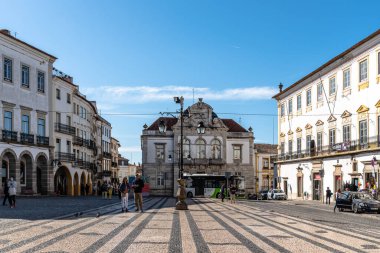 Evora, Portekiz - 30 Haziran 2022: Kasaba merkezinde Giraldo Meydanı. Alentejo