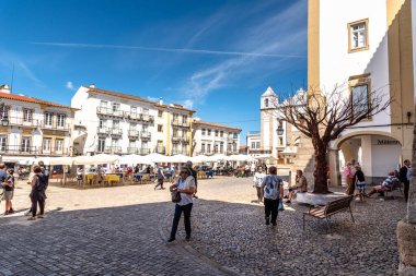 Evora, Portekiz - 30 Haziran 2022: Kasaba merkezinde Giraldo Meydanı. Alentejo. Teraslarda ve restoranlarda insanlar