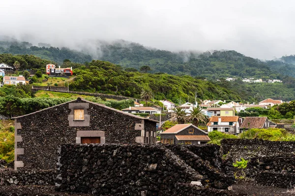 小村庄 特西拉岛的传统乡村风景是夏天多云的一天 绿色环境中多云的房子 — 图库照片