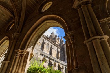 Evora, Portekiz - 30 Haziran 2022: Evora Katedrali manastırı Yazın güneşli mavi gökyüzü günü. Alentejo, Portekiz