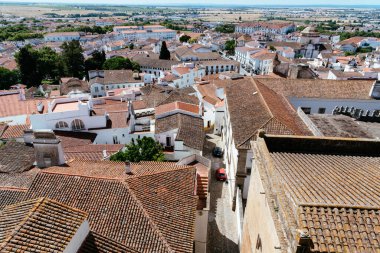 Evora 'nın beyaz ve seramik kiremitli çatılara boyanmış tipik evleri olan şehir manzarası. Alentejo, Portekiz