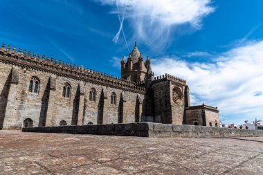 Evora Katedrali. Ana cephedeki mavi gökyüzüne karşı alçak açı. Alentejo, Portekiz