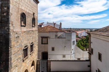 Evora 'nın beyaz ve seramik kiremitli çatılara boyanmış tipik evleri olan şehir manzarası. Alentejo, Portekiz