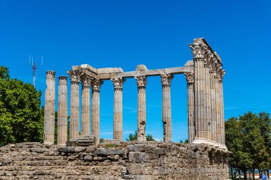 Evora 'daki Diana Tapınağı. Alentejo, Portekiz. Korint tarzı başkentlere sahip sütunlar