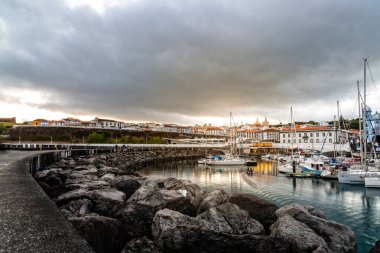 Angra do Heroismo, Portekiz - 2 Temmuz 2022: Akşam karanlığında limanın panoramik manzarası. Terceira Adası, Azores.