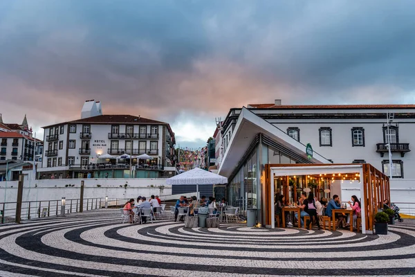 ポルトガルのアングラ ヒロイズモ 2022年7月2日 夕暮れ時に港のかわいいレストランに座って楽しむ人々 アゾレス諸島のテレーラ島 余暇を楽しむ人々 — ストック写真