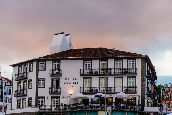 安格拉 Angra Heroismo Portugal 2022年7月2日 黄昏时分在港口的舒适酒店和餐厅 特西拉岛亚速尔人们享受闲暇时间 Beira Mar酒店 — 图库照片