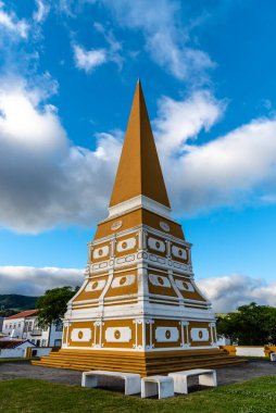 Angra do Heroismo, Portekiz - 2 Temmuz 2022: D. Pedro IV Memorial. Gün batımında mavi gökyüzüne bak. Terceira Adası, Azores