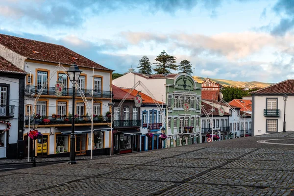 安格拉 希罗瓦莫 Angra Heroismo Portugal 2022年7月2日 古城街道上 传统的殖民地房屋被涂上了生气勃勃的色彩 亚速尔Terceira岛 — 图库照片