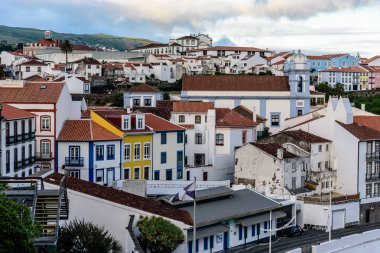 Angra do Heroismo, Portekiz - 2 Temmuz 2022: Eski şehrin panoramik manzarası. Terceira Adası, Azores. Gün batımında görüntüle
