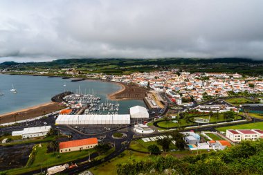 Praia da Vitoria 'nın panoramik hava manzarası Facho' nun bakış açısından güneşli bir yaz günü. Terceira Adası. Azores, Portekiz