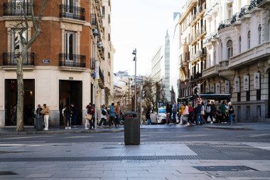 Madrid, İspanya - 19 Mart 2023: Salamanca Bölgesindeki Serrano Caddesi 'nin manzarası. Lüks moda mağazaları olan ünlü bir alışveriş merkezi.