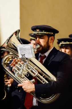 Zamora, İspanya - 7 Nisan 2023: Kutsal Hafta törenlerinde grup dini şarkılar söylüyor