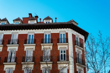 Madrid, İspanya - 19 Mart 2023: Madrid 'in merkezinde Salamanca Mahallesi' nde Serrano Caddesi 'ndeki lüks eski konut binaları