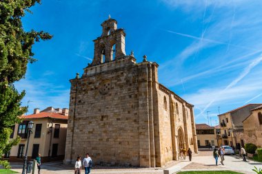 Zamora, İspanya - 7 Nisan 2023: San Isidoro Kilisesi 'nin dış görünüşü