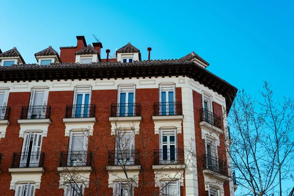 西班牙马德里 2023年3月19日 马德里市中心萨拉曼卡社区塞拉诺街奢华的老住宅建筑 — 图库照片