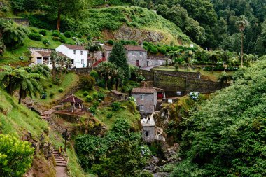 Achada, Portekiz - 5 Temmuz 2022: Azores, Sao Miguel Adası 'ndaki Ribeira dos Caldeiroes Doğal Parkı. Tropikal bir arazide seyahat macerası