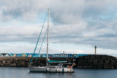 Vila Franca do Campo, Portekiz - 5 Temmuz 2022 Yazın akşamları deniz manzarası