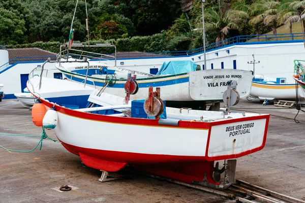 Понта Делгада Португалия Июля 2022 Года Старая Фиолетовая Лодка Уютном — стоковое фото