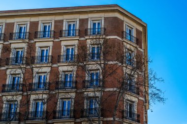Madrid 'in merkezindeki Salamanca mahallesindeki Serrano Caddesi' ndeki lüks eski konut binaları.