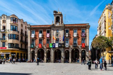 Zamora, İspanya - 7 Nisan 2023: Plaza Belediye Başkanı veya balkonları bayrak ve pankartlarla süslenmiş ana meydanı. Belediye Binası