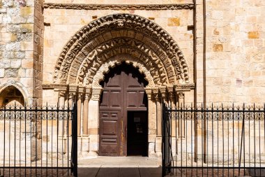 Zamora, İspanya - 7 Nisan 2023: Santa Maria Magdalena Kilisesi 'nin dış görünüşü