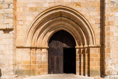 İspanya 'nın Zamora kentindeki San Isidoro kilisesinde sivri kemerli kapı.