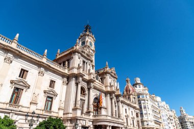 Valencia, İspanya - 29 Temmuz 2023 Valencia belediye binası mavi gökyüzüne karşı. Düşük açı görünümü