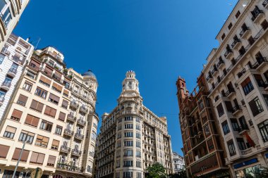 Valencia, İspanya - 29 Temmuz 2023: Şehir merkezindeki belediye binasının meydanındaki konut binası. Mavi gökyüzüne karşı görüntüle