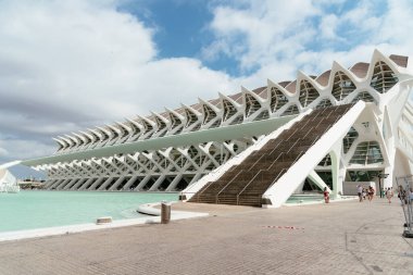 Valencia, İspanya - 30 Temmuz 2023: Prince Philip Sanat ve Bilim Müzesi. Bir balinanın iskeletine benzer ve ünlü İspanyol mimar Santiago Calatarava tarafından tasarlanmıştır.