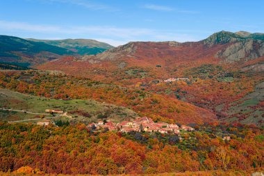 Kestane ağaçları, meşeler ve kayın ağaçlarıyla dolu sonbahar manzarası. Madrid 'de La Hiruela, Sierra del Rincon