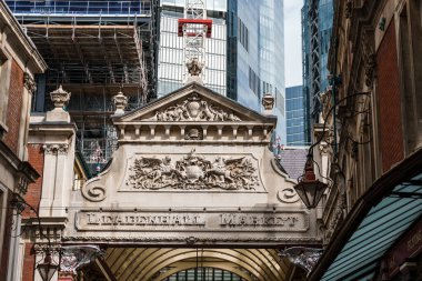 Londra, İngiltere - 25 Ağustos 2023: Londra 'daki ünlü Leadenhall Market' in dış görünümü. Londra 'nın en eski pazarlarından biridir.