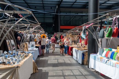 Londra, İngiltere - 25 Ağustos 2023: Old Spitalfields Market orijinal Doğu Londra Pazarı 'dır. Perakendeciler, Restoranlar, Market Dükkanları ve Sokak Gıda Tacirleri Viktorya Dönemi 'nin çatısı altında
