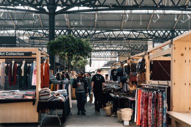 Londra, İngiltere - 25 Ağustos 2023: Old Spitalfields Market orijinal Doğu Londra Pazarı 'dır. Perakendeciler, Restoranlar, Market Dükkanları ve Sokak Gıda Tacirleri Viktorya Dönemi 'nin çatısı altında