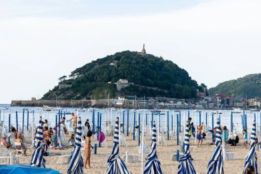 San Sebastian, İspanya - 7 Temmuz 2023: La Concha Körfezi 'ndeki Ondarreta plajında şemsiyeler.